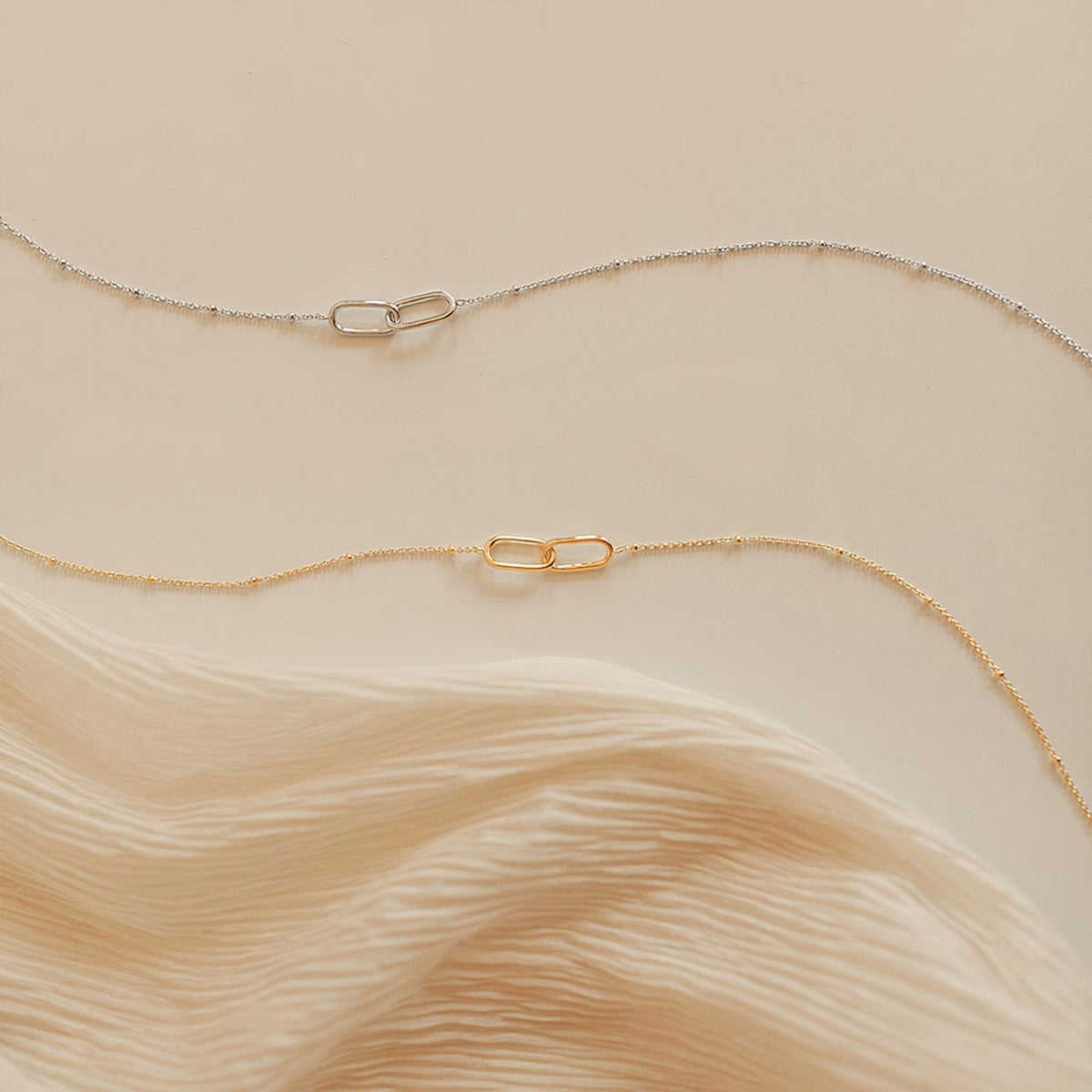 Interlocking Circle Necklace for Women – image 3